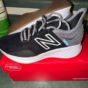 New Balance Kids Tennis Shoe size: 11.5 Fresh Foam Roav